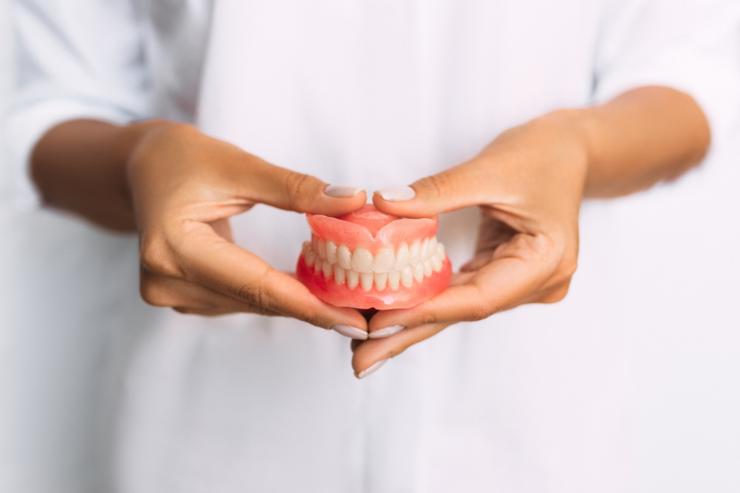Jarang Diketahui, Ini Manfaat serta Risiko Menggunakan Kawat Gigi